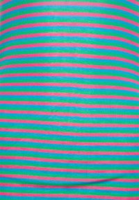 Top elástico sem alças com riscas horizontais em tons de rosa, verde e azul, com uma textura suave e um tecido leve.