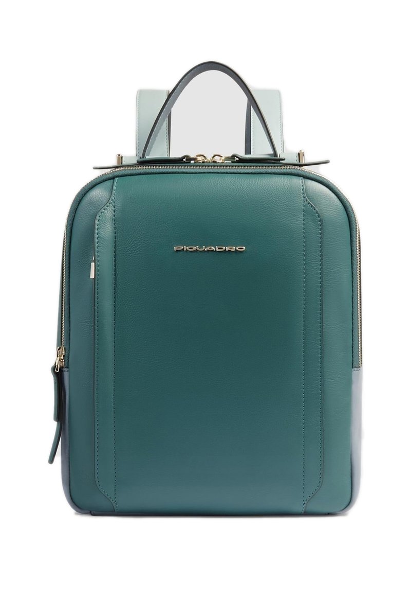 Mochila de cuero verde azulado con diseño estructurado, herrajes dorados y dos asas para llevar. Presenta una textura suave y detalles sutiles.