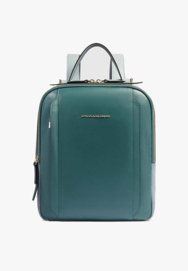 Mochila de cuero verde azulado con diseño estructurado, herrajes dorados y dos asas para llevar. Presenta una textura suave y detalles sutiles.