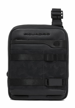 Bolso Piquadro negro con un diseño texturizado, bolsillo frontal con cremallera, correa ajustable y acentos trenzados. Fabricado con materiales duraderos y con una forma compacta.