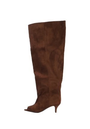 Botte pour femme en daim marron montant jusqu'au genou, avec un bout pointu et un talon fin de hauteur moyenne.