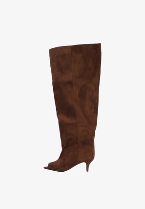 Botte pour femme en daim marron montant jusqu'au genou, avec un bout pointu et un talon fin de hauteur moyenne.