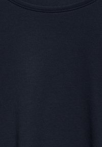 Dunkelblauer Baumwollstoff mit glatter Textur, der einen runden Halsausschnitt und feine gerippte Kanten aufweist, in einer einheitlichen, soliden Farbe.