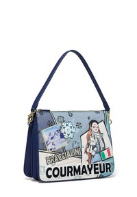 Borsa a tracolla in pelle blu con illustrazioni, toppe e decorazioni. Presenta una tracolla e una chiusura con zip. Nota il grafico del fiocco di neve.