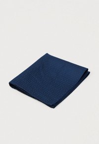 Granatowa poszetka wykonana z teksturowanej tkaniny z subtelnym geometrycznym wzorem, złożona w staranny kwadrat.