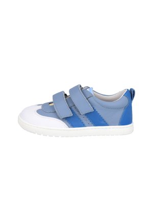 Zapatillas infantiles azul y blanca con dos tiras de velcro y suela blanca, mostradas de perfil lateral sobre un fondo blanco.