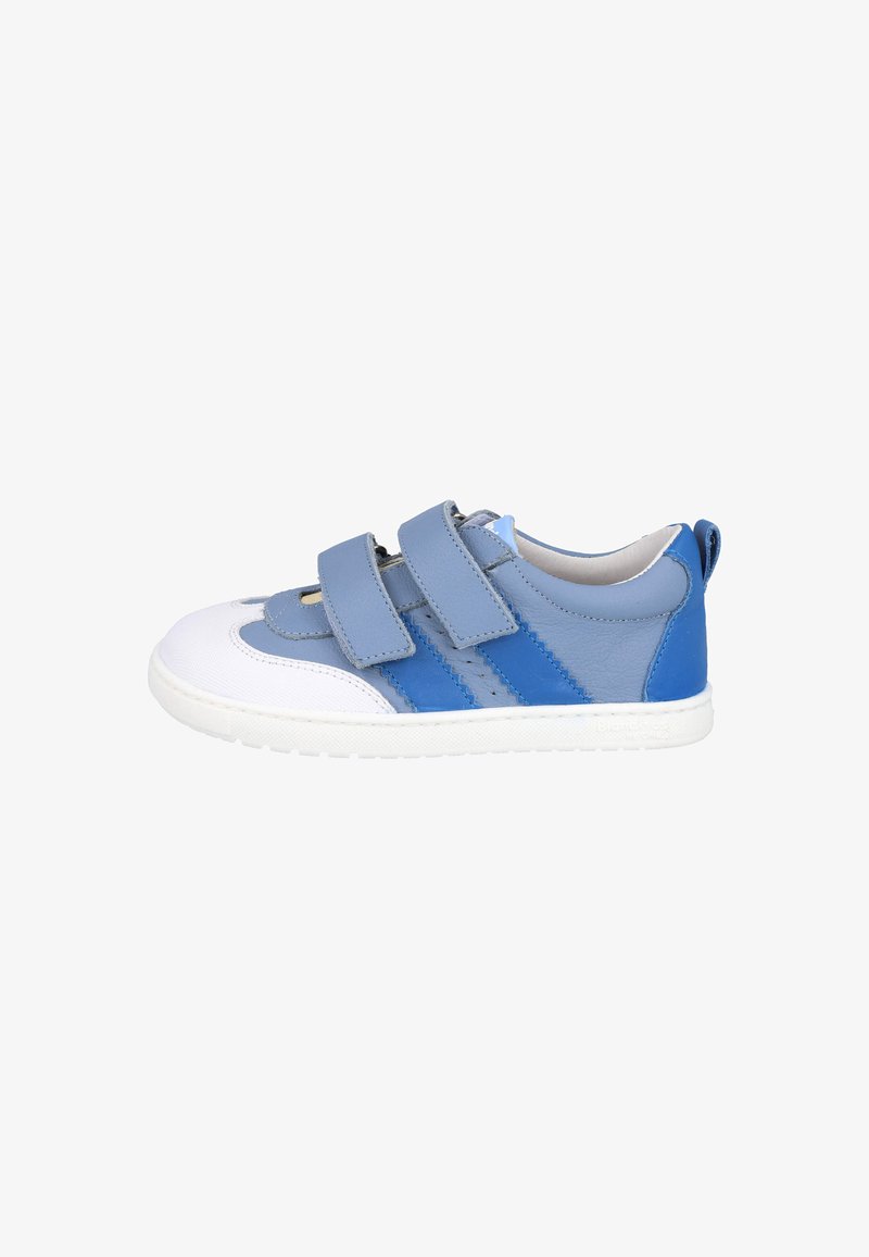 Zapatillas infantiles azul y blanca con dos tiras de velcro y suela blanca, mostradas de perfil lateral sobre un fondo blanco.