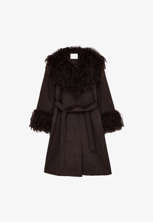 Bruine jas met een fuzzy, getextureerde zwarte bontkraag en manchetten, een ceintuur in de taille en een zachte, gladde lichaam ontwerp.