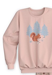 Rosa Sweatshirt aus weichem Stoff mit einer Illustration eines braunen Eichhörnchens zwischen blauen Kiefern, ergänzt durch florale und pilzartige Details darunter.