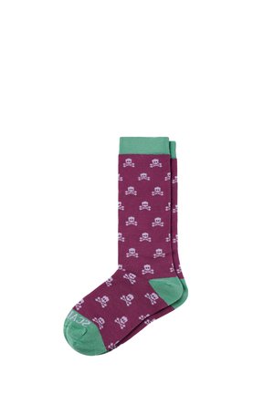 Calcetines morados con acentos verdes, que presentan un patrón repetido de calaveras y huesos cruzados. Están hechos de un tejido con una textura suave.
