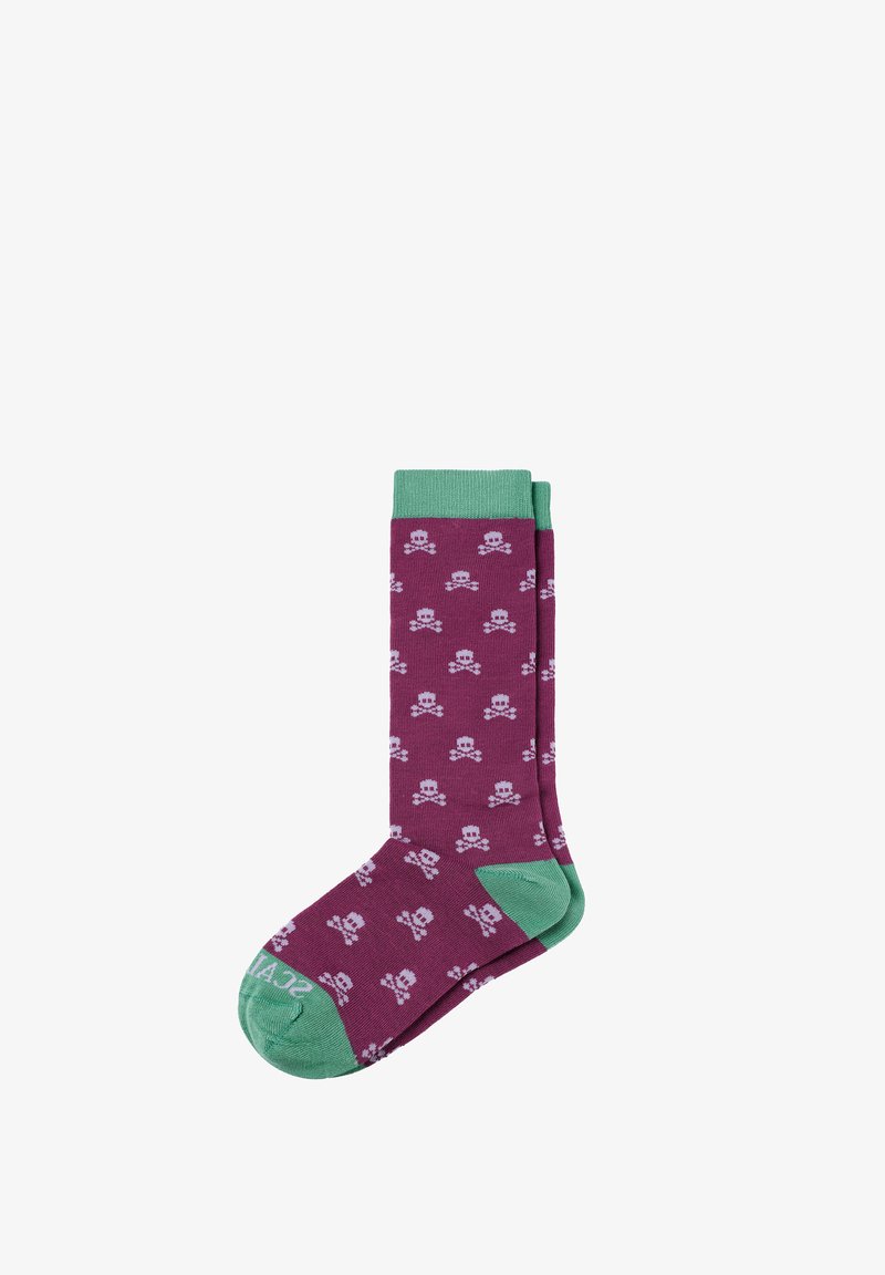 Calcetines morados con acentos verdes, que presentan un patrón repetido de calaveras y huesos cruzados. Están hechos de un tejido con una textura suave.