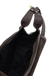 Hnedá kožená a semišová kabelka s textúrovaným povrchom, s dvojitými rúčkami a čiernym materiálom vo vnútri. Má zlatý zips a otvorený vrch.
