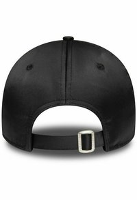 Schwarze Baseballkappe mit runder Form, glatter Textur und einem verstellbaren Riemen mit einer silbernen Schnalle auf der Rückseite.