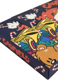 Calendario dell'Avvento a tema Garfield con motivi colorati, sportelli numerati e dettagli a forma di bastoncino di zucchero su una base in cartone blu navy.