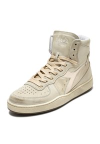 Sneaker alte in pelle beige chiaro, con lacci, punta perforata, colletto imbottito e un emblema in beige chiaro in contrasto sul lato.
