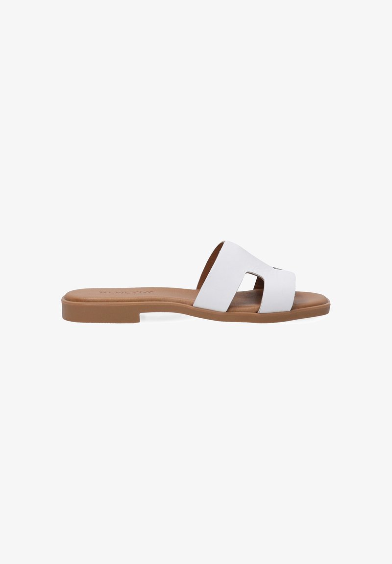 Sandale blanche à talons plats avec deux lanières découpées, dessus synthétique lisse, semelle brune plate, design léger et style minimaliste.
