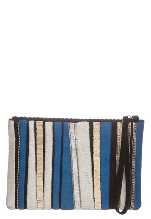 Pochette avec des rayures verticales bleues, blanches et noires et des accents de perles dorées, avec une lanière de poignet noire et une fermeture éclair sur le dessus.