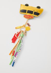 Geel nep-lederen sleutelhanger met pizzathema, met zwarte accenten, gouden hardware en kleurrijke linttags met verschillende bedels en tekstdecoraties.