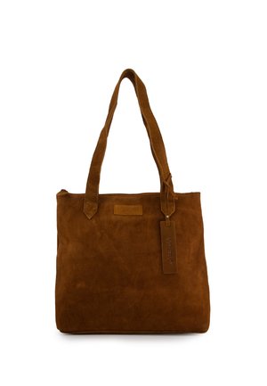 Brun ruskindstor taske med to håndtag og et mærketag med teksten "Venezia", der hænger fra det ene håndtag.