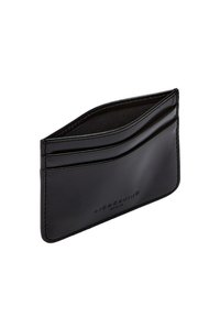 Czarny skórzany etui na karty z dwoma przegródkami, gładką fakturą i wytłoczonym logo. Kompaktowy design z prostymi krawędziami i minimalnie widocznym przeszyciem.