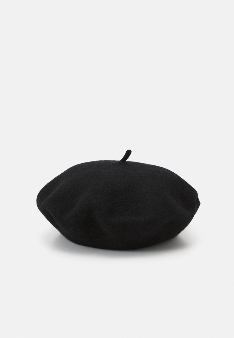 Zwarte wollen baret met een zachte, ronde vorm en een kleine lus bovenop, met een gladde textuur en geen zichtbare patronen of hardware.