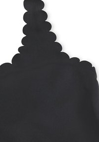 Svart tyg med en vågmönstrad, scalloped kant, slät textur och ett flytande form, som visar ett kontinuerligt vågmönster längs kanten.