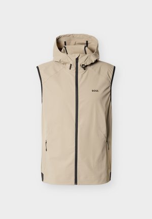 Gilet smanicato beige con cappuccio, zip nera, bordatura nera sulle aperture delle braccia, due tasche con zip e logo "BOSS" sul petto.