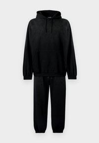 Μαύρη φούτερ μπλούζα με κουκούλα, μπροστινή τσέπη και μακριά μανίκια, συνδυασμένη με αντίστοιχη φόρμα με ελαστικές μανσέτες και κορδόνι στη μέση.