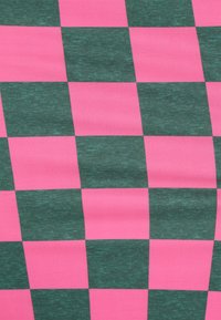 Textil, amelyen váltakozó rózsaszín és sötétzöld négyzetekből álló kockás minta látható. Az anyag simának tűnik, enyhe rugalmassággal.