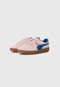 Sneakers in suede rosa con accenti blu, dotati di una suola in gomma testurizzata e hardware decorativo in oro. Design con lacci.