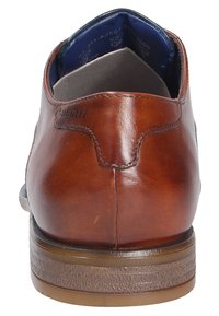 Braune Lederschuhe mit einer runden Zehenpartie, glatter Textur und kontrastierender hellbrauner Sohle. Mit Branding und einem schlichten gestickten Design an der Ferse.