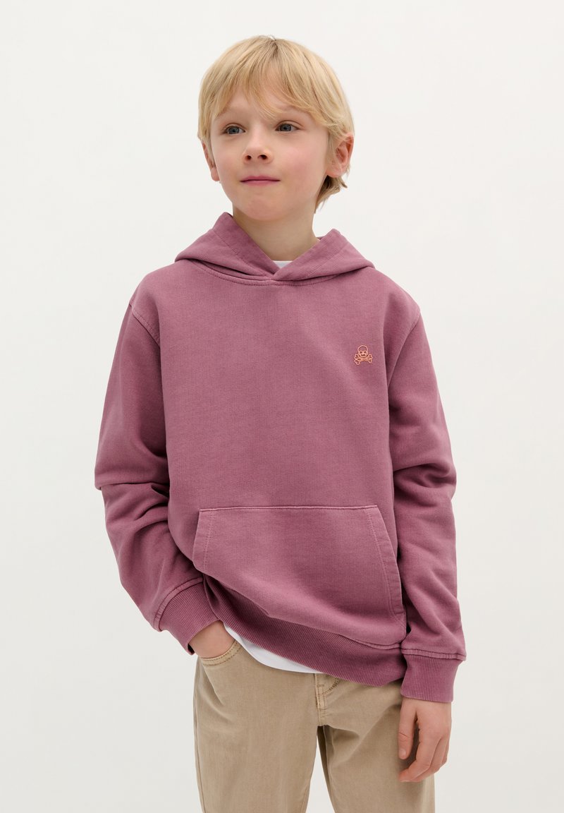 Roze hoodie gemaakt van zacht materiaal met een grote buidelzak aan de voorkant en een kap met trekkoorden. Heeft een klein geborduurd doodshoofdlogo op de borst.