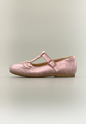 Różowe metaliczne dziecięce buty Mary Jane z paskiem w kształcie litery T, klamrą, płaską podeszwą i dekoracyjnymi aplikacjami w kształcie kwiatów na czubku.