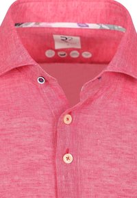 Korte mouwen roze linnen shirt met een button-down kraag, voorzien van perzikkleurige knopen en een gemusterde binnenkraag. Lichtgewicht, textielachtige stof.