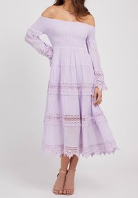 Lavendel Kleid mit schulterfreiem Design, das einen gerafften Mieder und lange Ärmel mit Spitzenakzenten aufweist. Stufen-Design mit Broderie anglaise Detail am Saum.