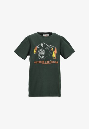 Mørkegrøn bomulds t-shirt med et grafik af en bjørn, bjerge og træer i gul og orange; kortærmet og med rund hals.