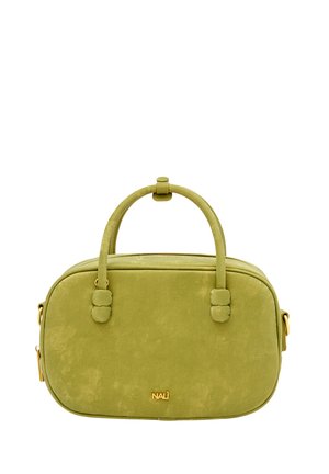 Borsa verde di tessuto liscio con manici arrotondati, chiusura con zip e logo dorato. Presenta una forma rettangolare e una tracolla aggiuntiva per maggiore versatilità.