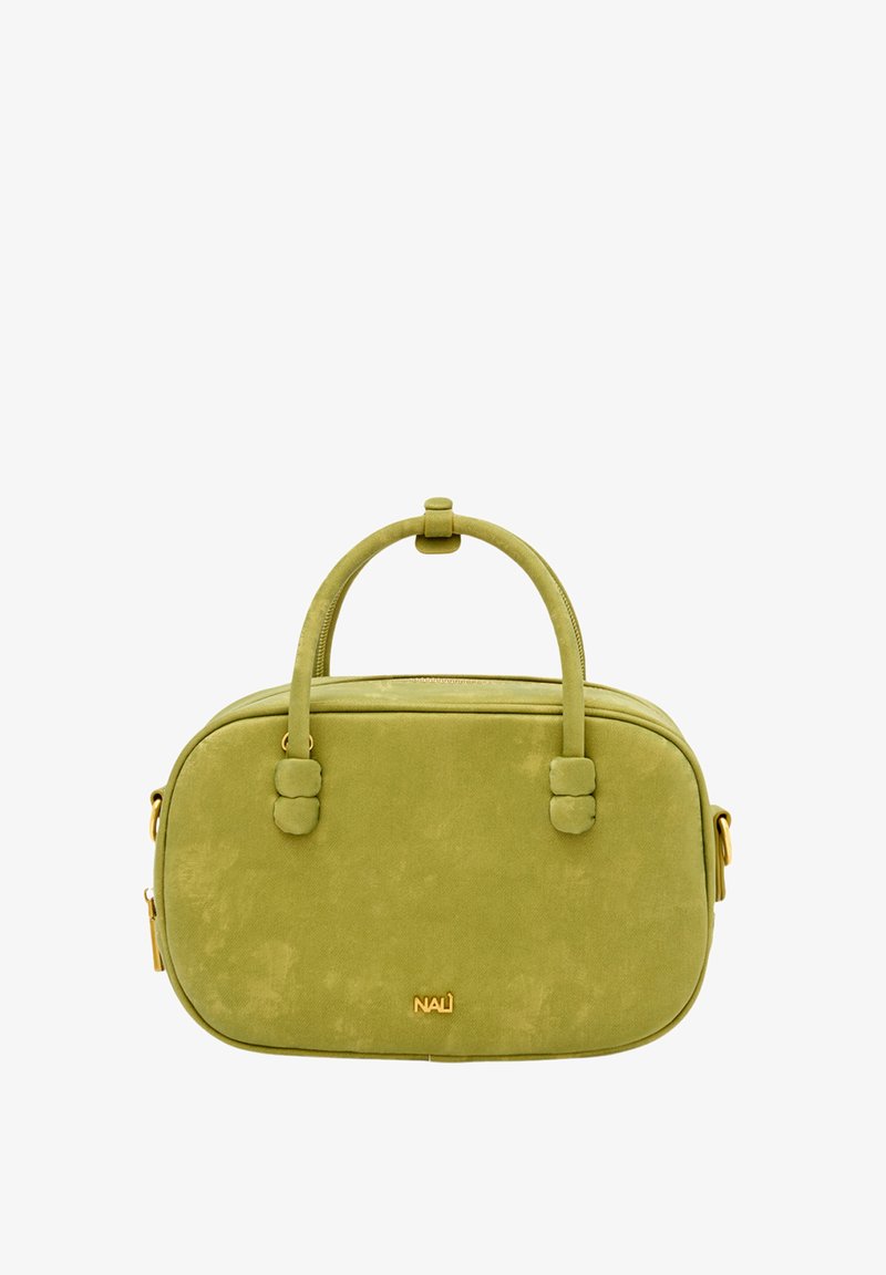 Bolso verde de textura suave con asas redondeadas, cierre de cremalleras y un logo dorado. Presenta una forma rectangular y una correa adicional para mayor versatilidad.
