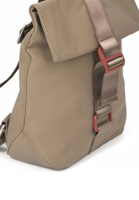 Bolso beige con solapa y correa marrón ajustable con hebillas de plástico rojas, textura suave y bordes cosidos.