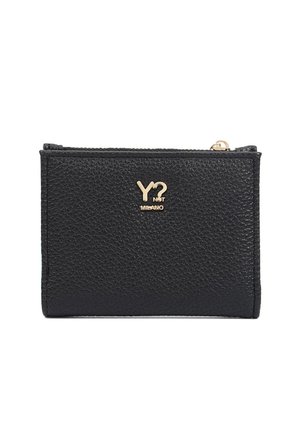 Portafoglio nero con texture e logo dorato "Y?" e "MILANO." Presenta una chiusura con zip e forma rettangolare. Finitura liscia, design compatto.