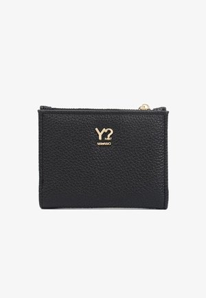 Portafoglio nero con texture e logo dorato "Y?" e "MILANO." Presenta una chiusura con zip e forma rettangolare. Finitura liscia, design compatto.
