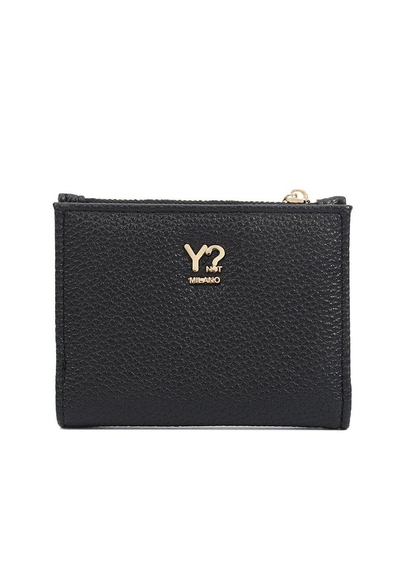 Portafoglio nero con texture e logo dorato "Y?" e "MILANO." Presenta una chiusura con zip e forma rettangolare. Finitura liscia, design compatto.