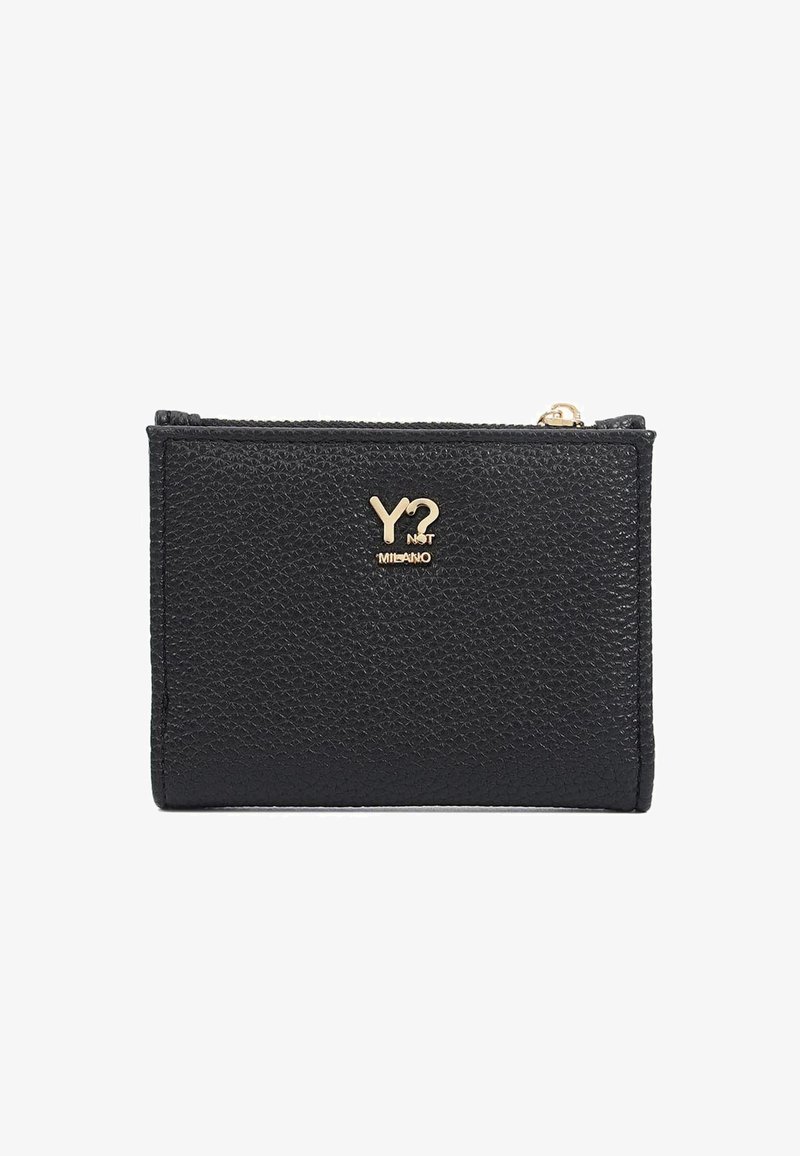 Portafoglio nero con texture e logo dorato "Y?" e "MILANO." Presenta una chiusura con zip e forma rettangolare. Finitura liscia, design compatto.