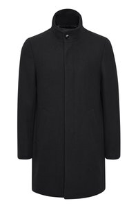 Manteau en laine noire avec un col haut, fermeture à boutons sur le devant et deux poches latérales. Lignes épurées et design minimaliste. Texture douce.