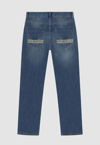 Jeans in denim blu scuro con design a gamba dritta, dotati di due tasche posteriori con il marchio "BIKKEMBERGS" in bianco e cuciture nere.