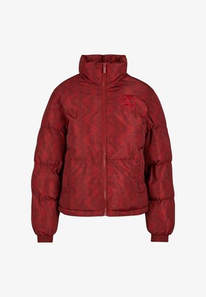 Červená péřová bunda s vysokým límcem, zapínáním na zip, horizontálně prošívanou texture a jemným geometrickým vzorem. Na hrudi se nachází logo.