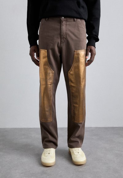Brune broek met gouden metallic patches aan de voorkant. Van katoen, recht model, afgewerkt met een knoopsluiting en zijzakken.