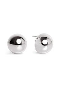 Pendientes de stud de metal plateado con un diseño suave y redondeado. Cada pendiente presenta una superficie reflectante y un cierre de presión para un uso seguro.