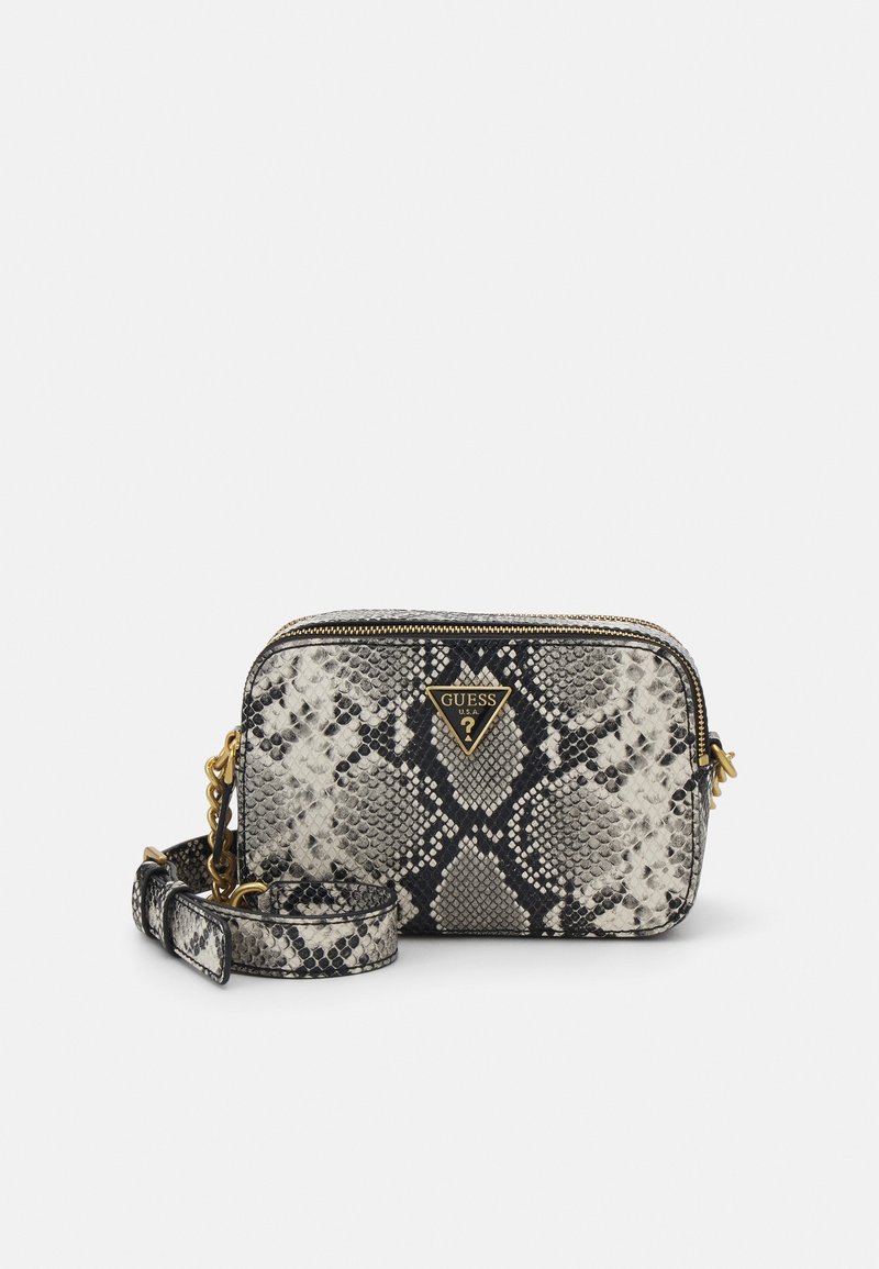Crossbody-laukku tekonahkaisella käärmekuvioinnilla, mustavalkoisella kuviolla, kullanvärisillä metalliosilla ja ketjulla koristellulla hihnalla. Vetoketjullinen suljenta.