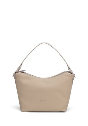 Sac à main beige en cuir texturé à porter à l'épaule avec une bandoulière unique et une fermeture éclair, doté d'un petit logo de marque au centre avant.